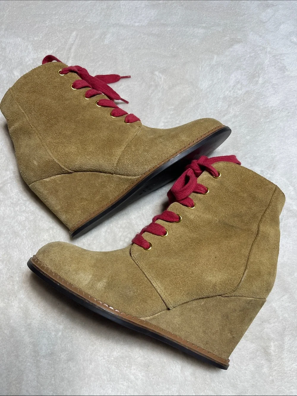 kate spade Tan Suede Wedge Ankle Boots with Red Laces Size 8.5